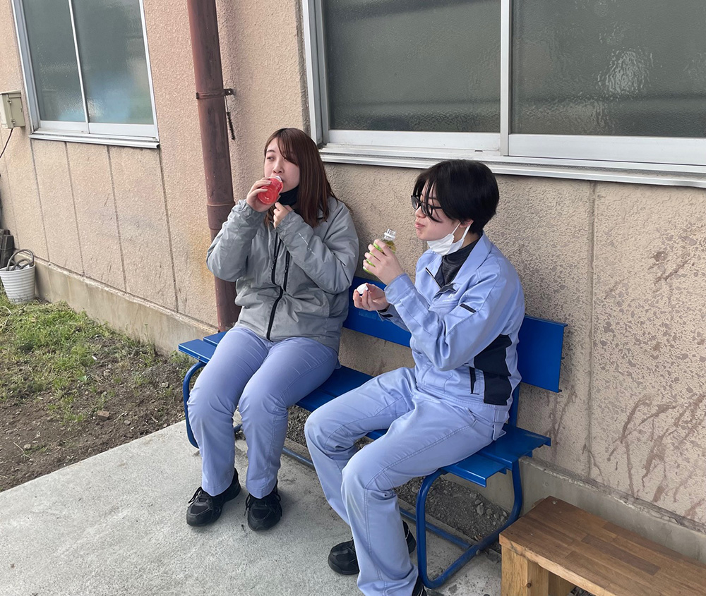 休憩中の依田さん(左)と五味さん(右)