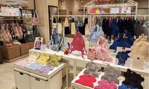 PLEATSMAMA（プリーツママ）関西初上陸！大丸神戸店でサステナブルバッグのポップアップ開催 – 環境配慮と革新デザインを直接体験
