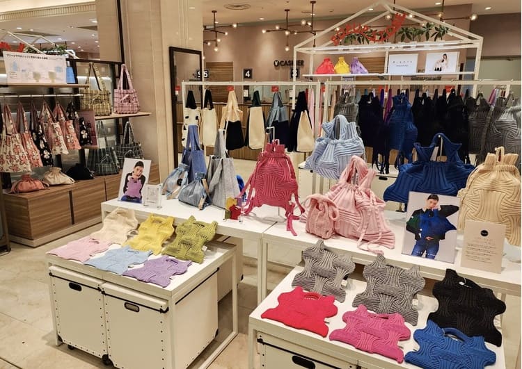 PLEATSMAMA（プリーツママ）関西初上陸！大丸神戸店でサステナブルバッグのポップアップ開催 – 環境配慮と革新デザインを直接体験